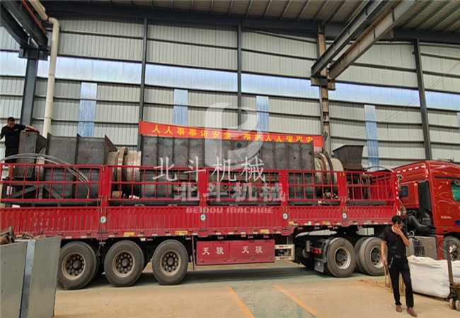 果渣炭化機(jī)裝車(chē)完畢,現(xiàn)已奔赴于云南客戶