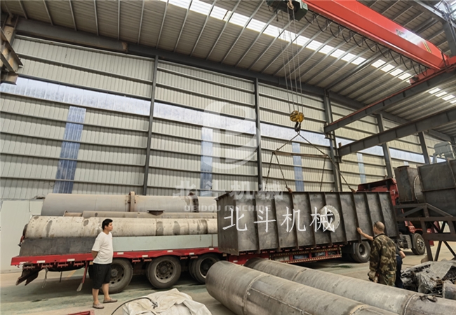 高效節(jié)能的核桃殼炭化機(jī)裝車(chē)發(fā)往安徽地區(qū)