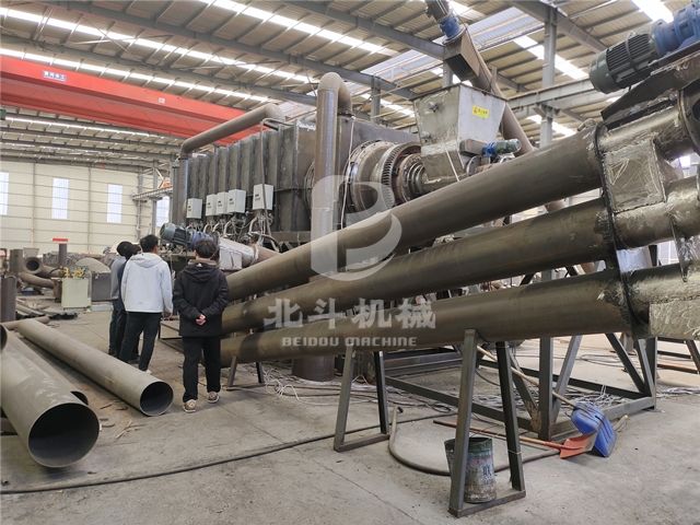 廣東客戶對我公司的布條炭化機進(jìn)行深入考察