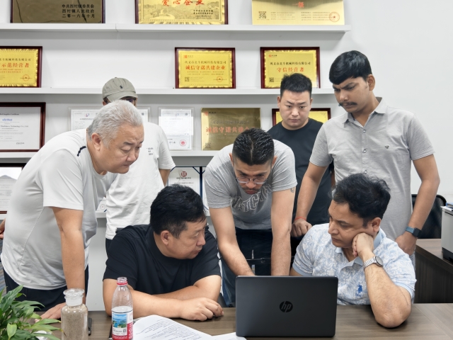 設備驗收:印度客戶來廠核查炭化機質量